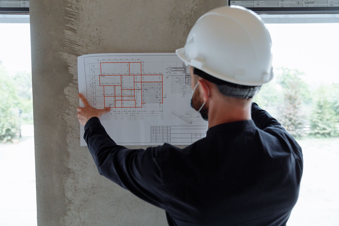 Técnico revisando los planos a pie de obra