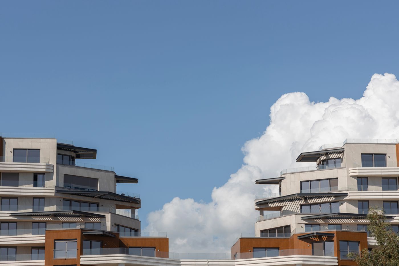 Promoción residencial de viviendas bajo un cielo despejado