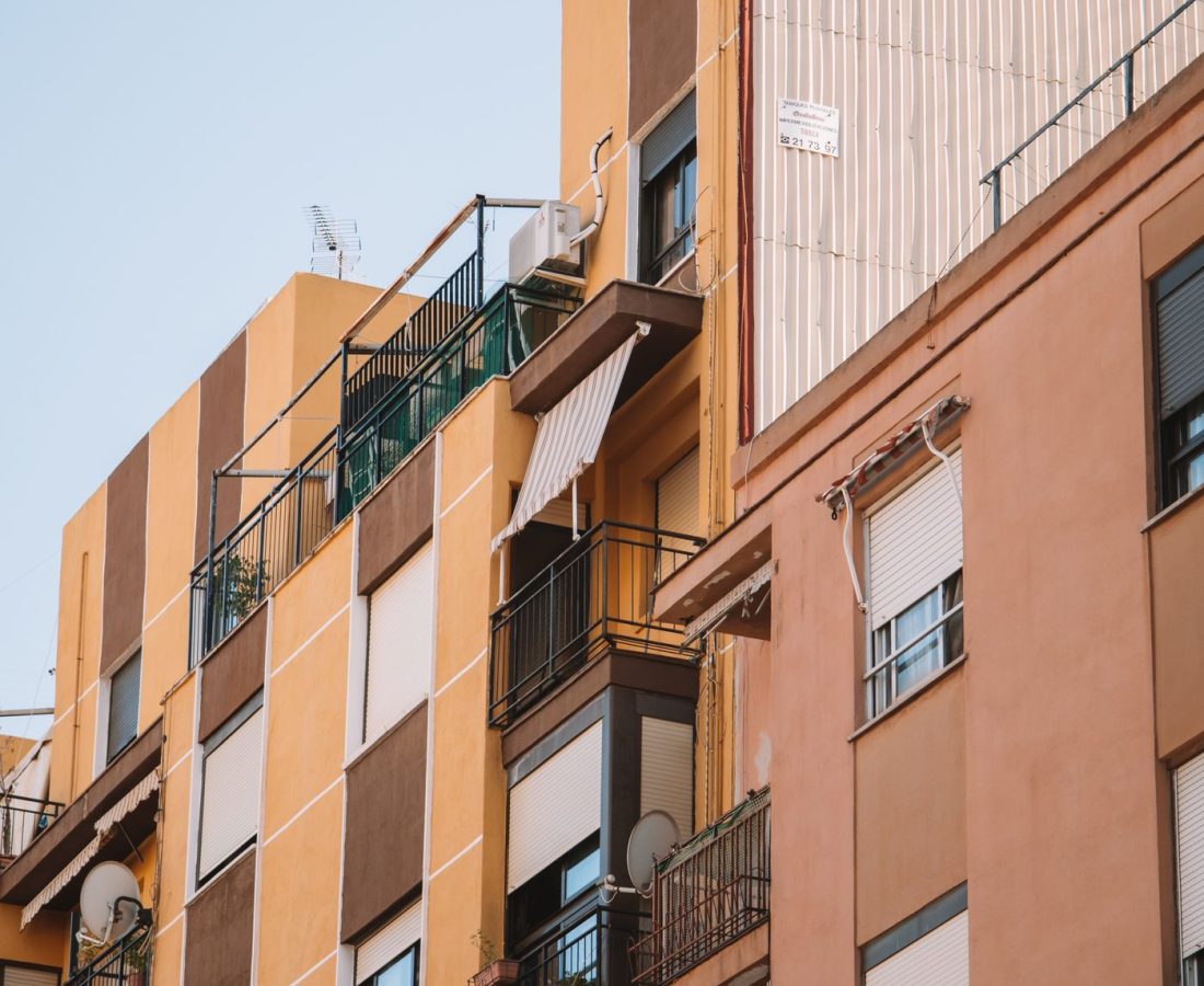 Edificio residencial mediterráneo con balcones